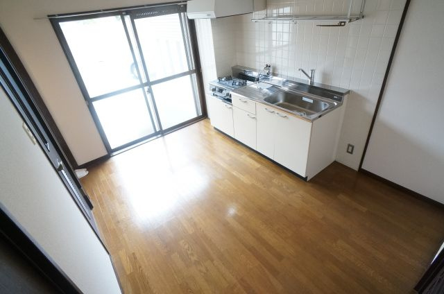 シャルムオーリンⅠの居間・リビング|ガスコンロもついているキッチンです。