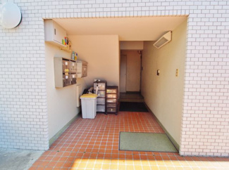 【エントランス】 | １フロア２住戸の全角部屋。ポストが屋内にあるのが嬉しいです