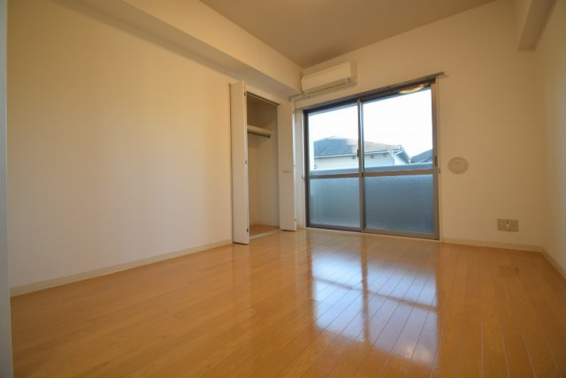 プレジールの居間・リビング|南向きのお部屋です