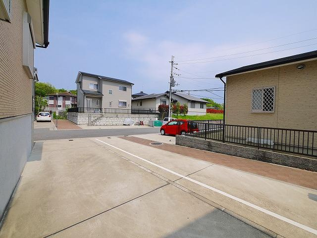 疋田町5丁目英和一戸建（5）の駐車場|駐車スペースもあります