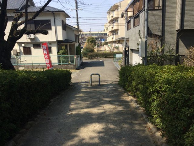 【前面道路含む現地写真】 | 東奈良2丁目売土地 | 元茨木川緑地に面する。