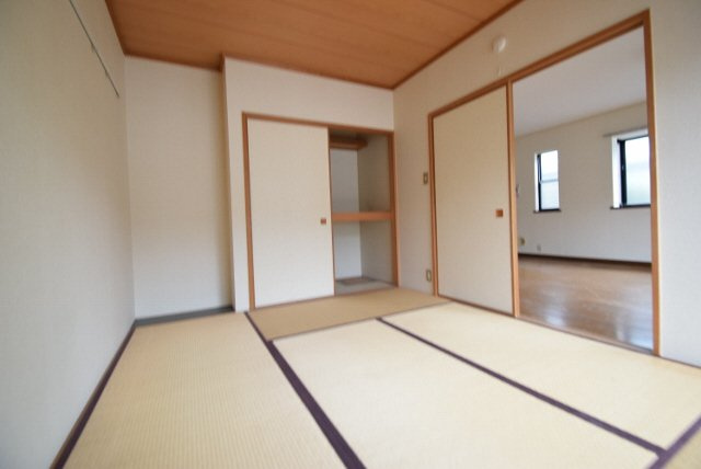 グラーツ弐番館の居間・リビング|日当たり良好の和室です。