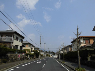 【前面道路含む現地写真】 | 大津市水明2丁目 約20帖のＬＤＫ戸建 | 西側前面道路（幅員約16ｍ）