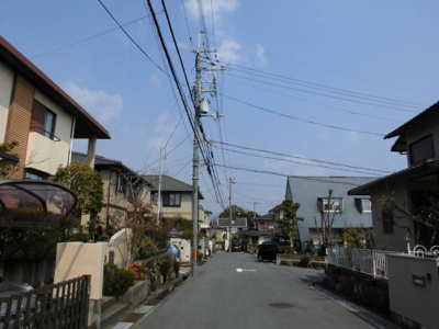 【前面道路含む現地写真】 | 大津市水明2丁目 約20帖のＬＤＫ戸建 | 東側前面道路（幅員約6ｍ）