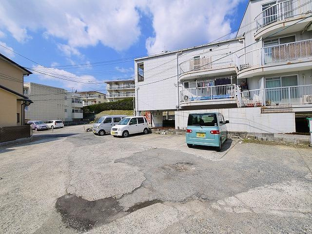 アべニュー東生駒の駐車場|車をお持ちの方に嬉しい駐車場付きの物件です