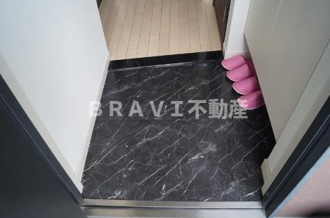 アーデンタワー西本町　BRAVI不動産の玄関|【アーデンタワー西本町】落ち着いた玄関です