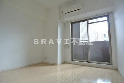 アーデンタワー西本町　BRAVI不動産の居間・リビング|【アーデンタワー西本町】ゆったりとした居間です