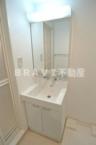 アーデンタワー西本町　BRAVI不動産の独立洗面台|【アーデンタワー西本町】朝の支度にも助かる、独立の洗髪洗面化粧台