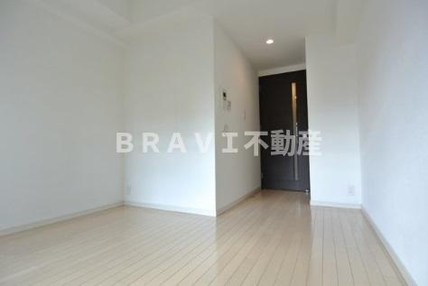 アーデンタワー西本町　BRAVI不動産の寝室|【アーデンタワー西本町】こちらの居間で趣味の時間をお楽しみください