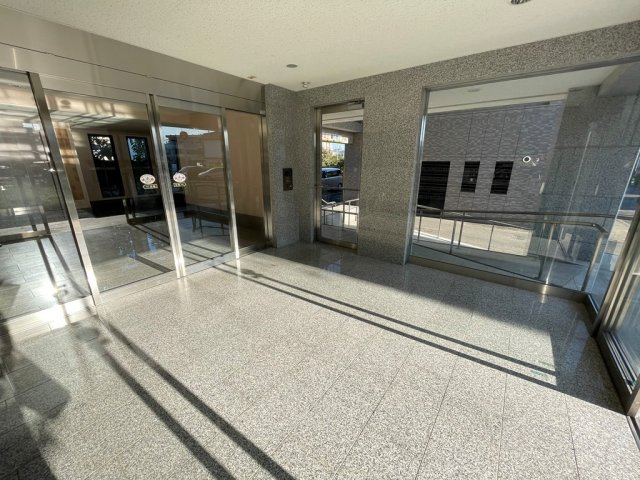 ロイヤル末広のエントランス