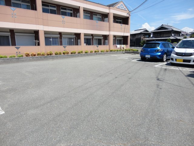 エクセレンスＢの駐車場