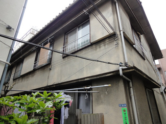 【外観】 | メゾン根岸　鶯谷・入谷駅からそれぞれ歩いて７分の閑静な住宅街にあります！１９７０年築の木造２階建てアパート。古き良き生活を送りたい方にオススメです！ワンフロア２世帯！全室角部屋の２面採光です！