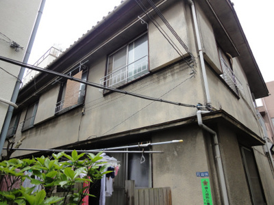 【外観】 | メゾン根岸 | メゾン根岸　鶯谷・入谷駅からそれぞれ歩いて７分の閑静な住宅街にあります！１９７０年築の木造２階建てアパート。古き良き生活を送りたい方にオススメです！ワンフロア２世帯！全室角部屋の２面採光です！