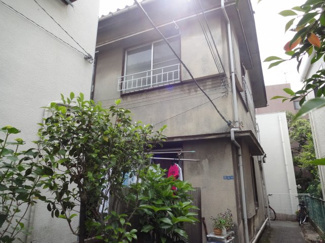 【外観】 | メゾン根岸　鶯谷・入谷駅からそれぞれ歩いて７分の閑静な住宅街にあります！１９７０年築の木造２階建てアパート。古き良き生活を送りたい方にオススメです！ワンフロア２世帯！全室角部屋の２面採光です！