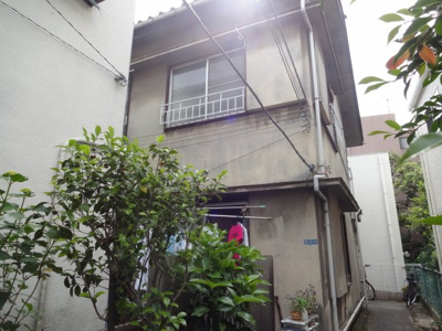 【外観】 | メゾン根岸 | メゾン根岸　鶯谷・入谷駅からそれぞれ歩いて７分の閑静な住宅街にあります！１９７０年築の木造２階建てアパート。古き良き生活を送りたい方にオススメです！ワンフロア２世帯！全室角部屋の２面採光です！