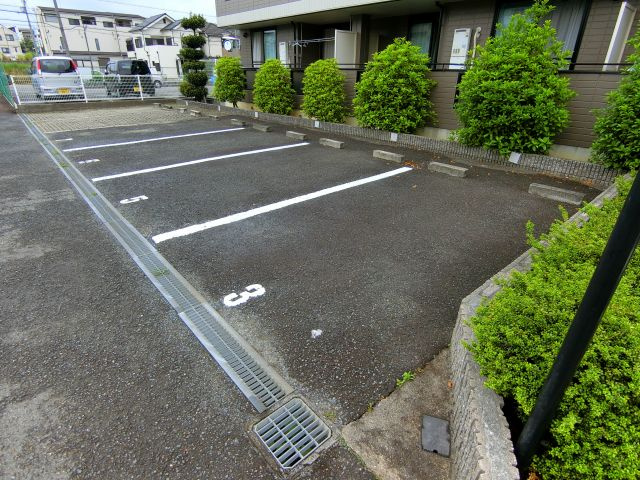 ルポザン泉ヶ丘の駐車場