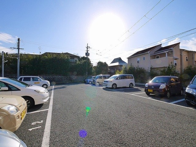 グランシャリオ百楽園Ａの駐車場|駐車スペースもあります