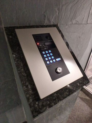 【エントランス】 | リヴィエール | モニター付きオートロックは最新タイプに変更（2017年3月実施）しました。画像精度向上によりお客様の顔が更にはっきりと映ります