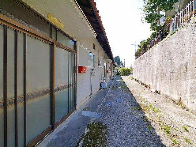西里借家のエントランス