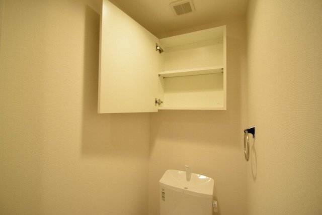 リブリ・船橋法典のトイレ|トイレ上段に棚があり便利です。