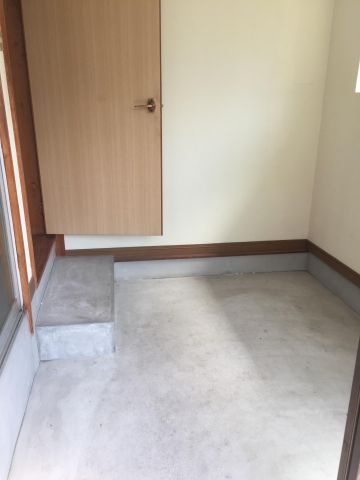 若王寺二丁目貸家の玄関