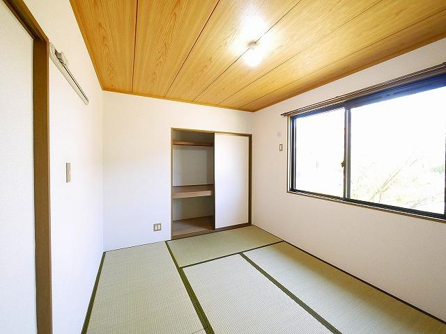 サンリッチの和室|両サイドに押し入れがあり、収納スぺースには困りません