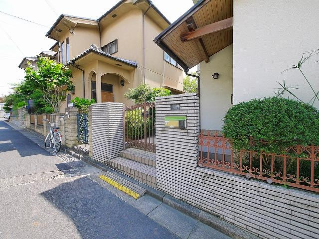 郡山新町貸家のエントランス|住宅街で過ごしやすい環境です