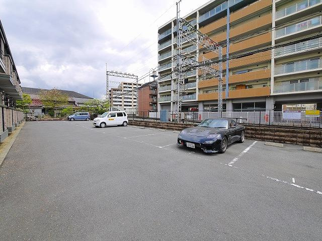 グランドゥール西大寺の駐車場|駐車スペースもあります