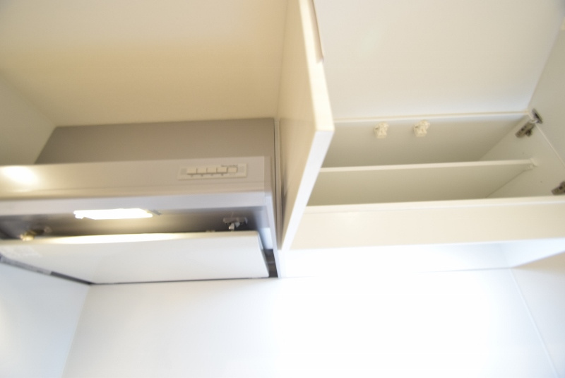 リブリ・アミティエのキッチン|上部に棚あります