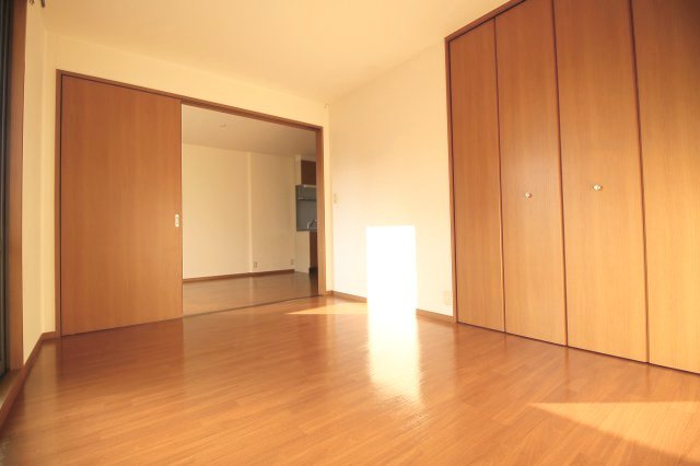 プレミール泉の寝室|６帖の洋室です