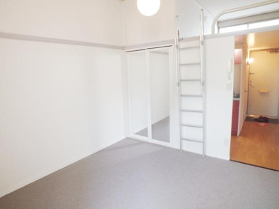 【居間・リビング】 | みどり野B館 | 横幅広め・奥行たっぷりの広々ロフトです。