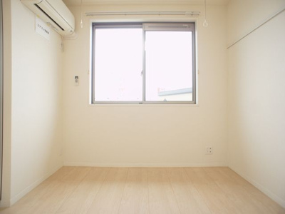 【寝室】 | ヴィコロ壱番館 | 快適に過ごせるエアコンと便利な室内物干しが付いています♪