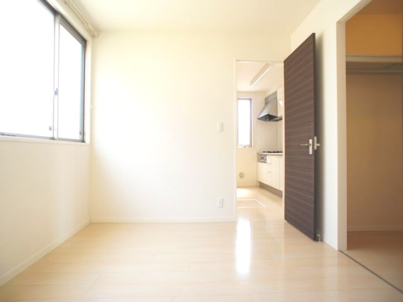 【寝室】 | アリシャＢ | きれいで明るい北側洋間！便利なハンガーフック付きです♪