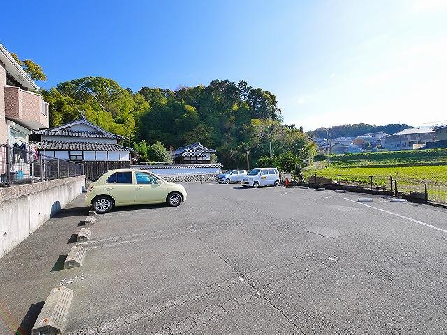 ウッディタウンＣ棟の駐車場|車をお持ちの方に嬉しい駐車場付きの物件です