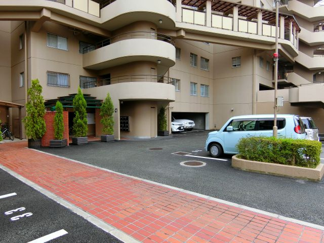 ガーデンハイム狭山A棟のエントランス