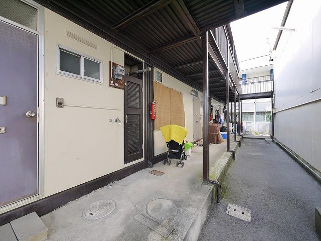 若葉マンションAのエントランス