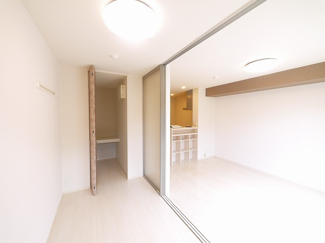 ココドミールの寝室|広くて明るい寝室