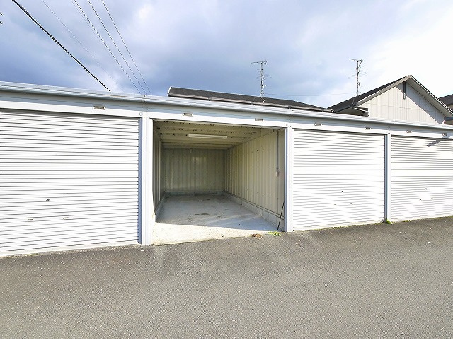 森継シャッター倉庫の外観
