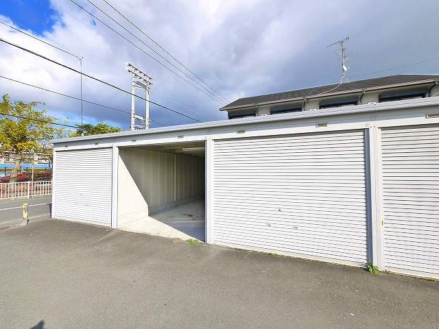 森継シャッター倉庫の外観