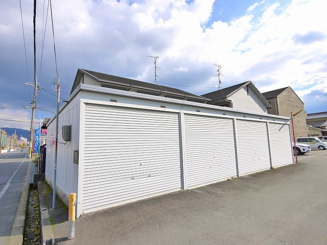 森継シャッター倉庫の外観