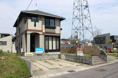 【外観】 | 大津市雄琴北二丁目21-1 戸建て | 外観別角度、道路を挟んで鉄塔があります