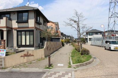 【前面道路含む現地写真】 | 大津市雄琴北二丁目21-1 戸建て | 東側道路と歩道