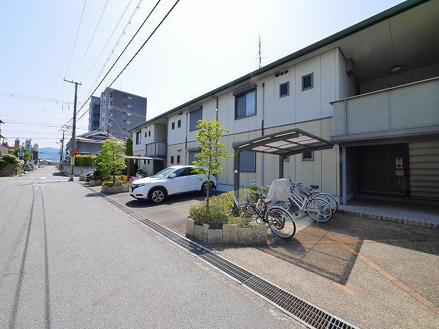 カーサヴェルデ桜井の駐車場|カースペースがあります