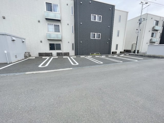 メゾンマスト名須川Cの駐車場