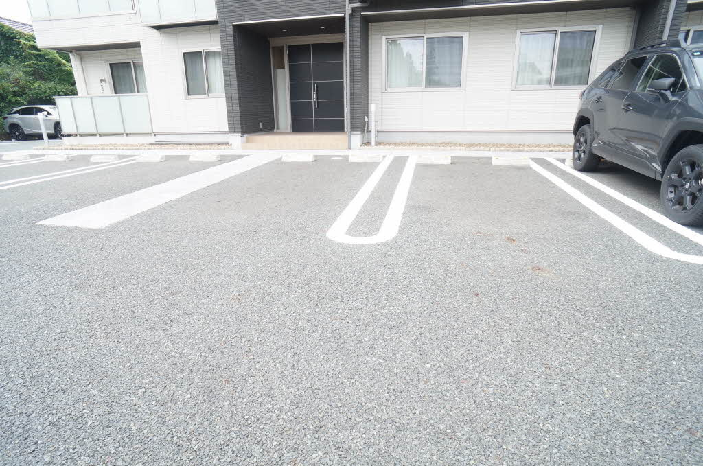 メゾンマスト名須川の駐車場