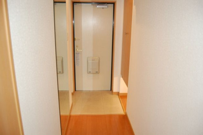 【玄関】 | サクラフルーリ | ※同物件別室参考写真