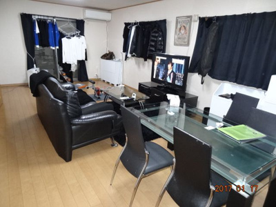 【居間・リビング】 | さいたま市緑区宮本2丁目　高台南道路に面するカースペース2台の中古住宅
