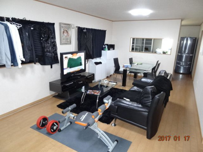 【居間・リビング】 | さいたま市緑区宮本2丁目　高台南道路に面するカースペース2台の中古住宅