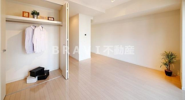 クロスレジデンス大阪新町　BRAVI不動産の居間・リビング|【クロスレジデンス大阪新町】居間です