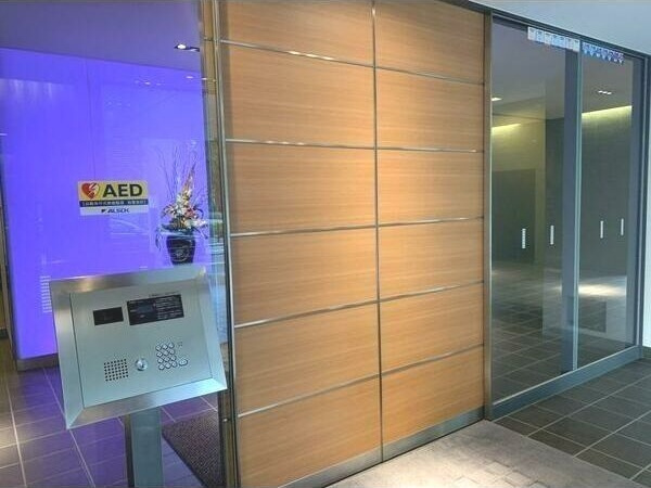 クロスレジデンス大阪新町　BRAVI不動産のエントランス